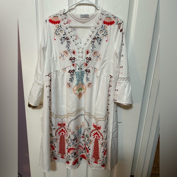 Abela Story + Co Dresses & Skirts - Abela Story + Co Large NWOT White Mini Dress With Lace Details & Colorful Floral